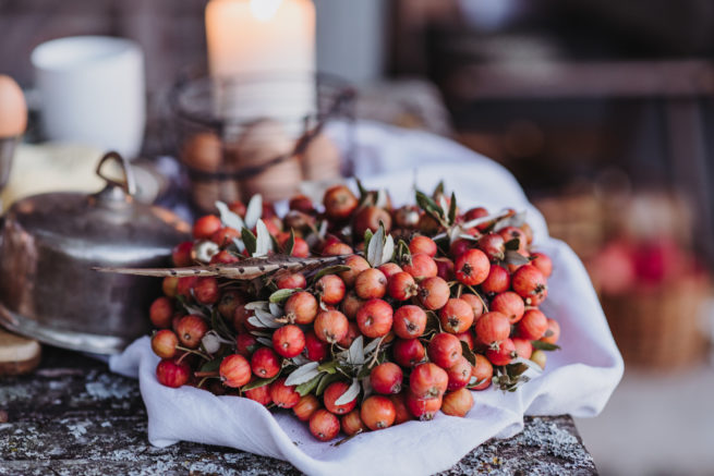 Kranz aus kleinen Äpfeln auf Tischplatte