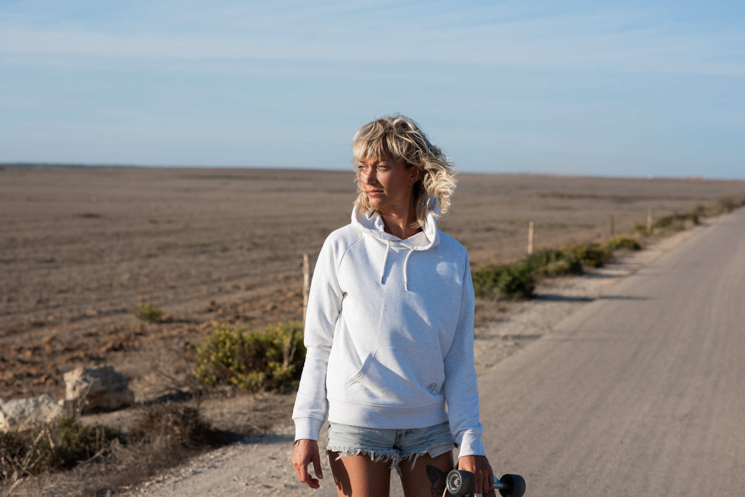 Flying Love Birds Frau hält ein Skateboard