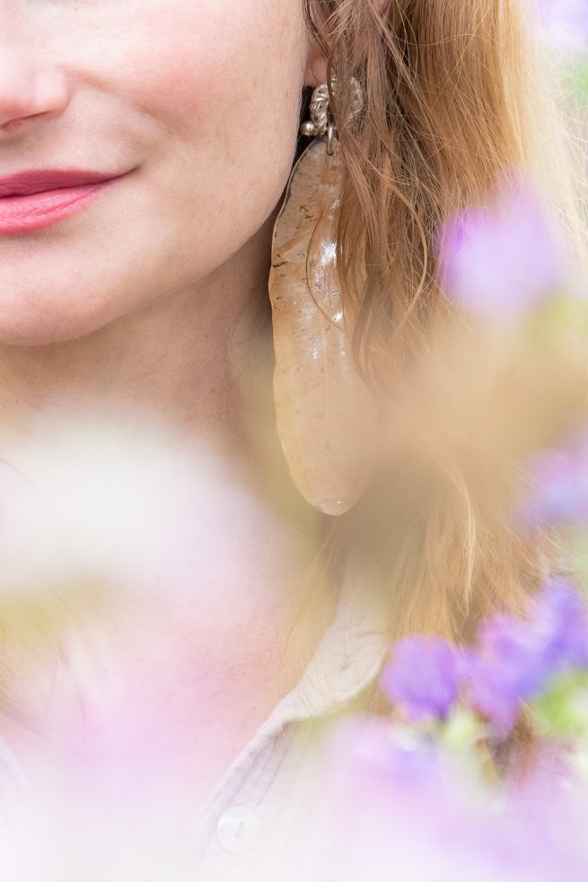 Frau in einer Blumenwiese