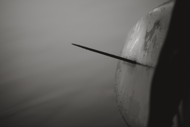 Surfbrett in der Abendsonne am Strand von Portugal