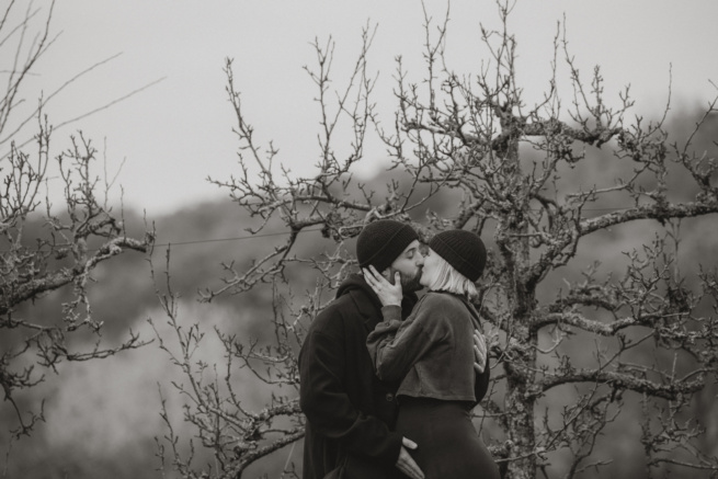 verliebtes Paar an einem November Morgen in Baden Württemberg