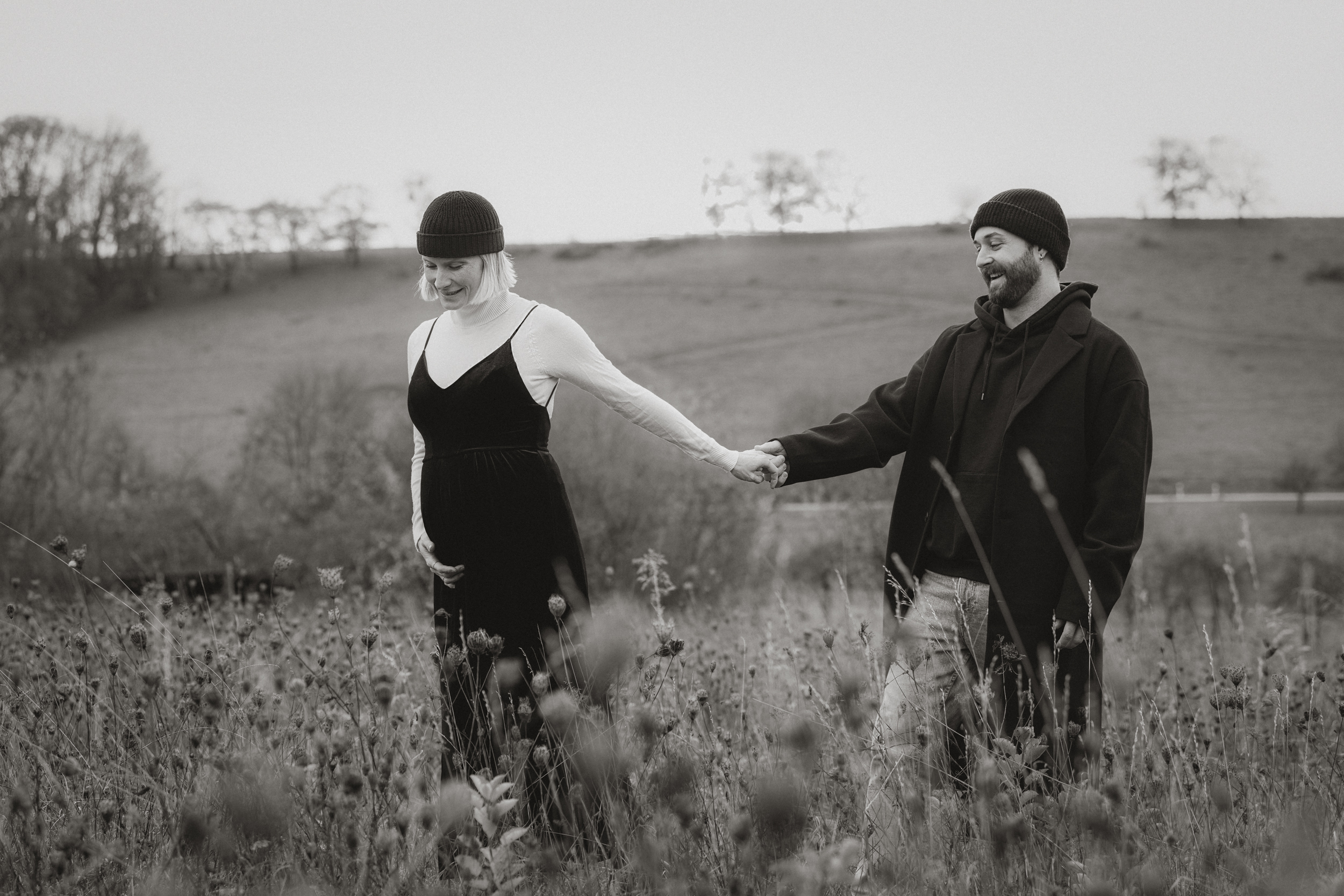 verliebtes Paar in der Schwangerschaft an einem regnerischen November Morgen in Baden Württemberg
