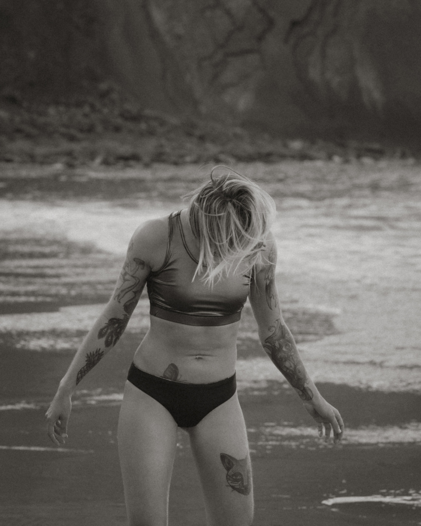 Yogawear Flying Lovebirds Frau tanzend am portugiesischen Strand im Bikini von Flying Lovebirds