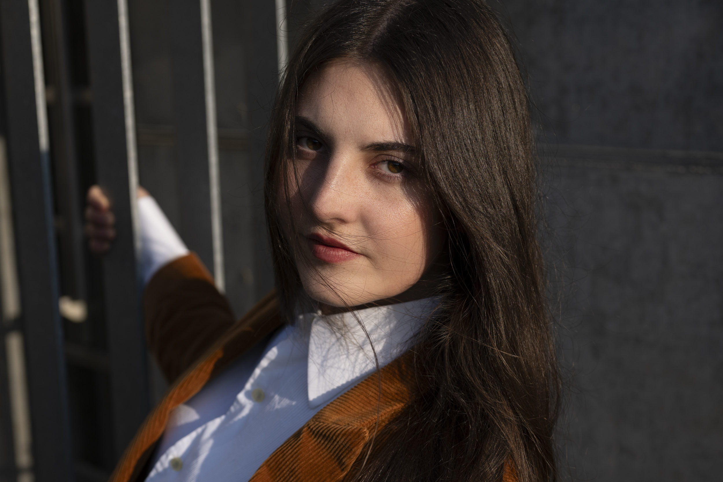 marlene-bihlheimer-fotografie-marcopoloDSC_0861 Frau im Kordjackett von Richandroyal mit Halbschatten im Gesicht.