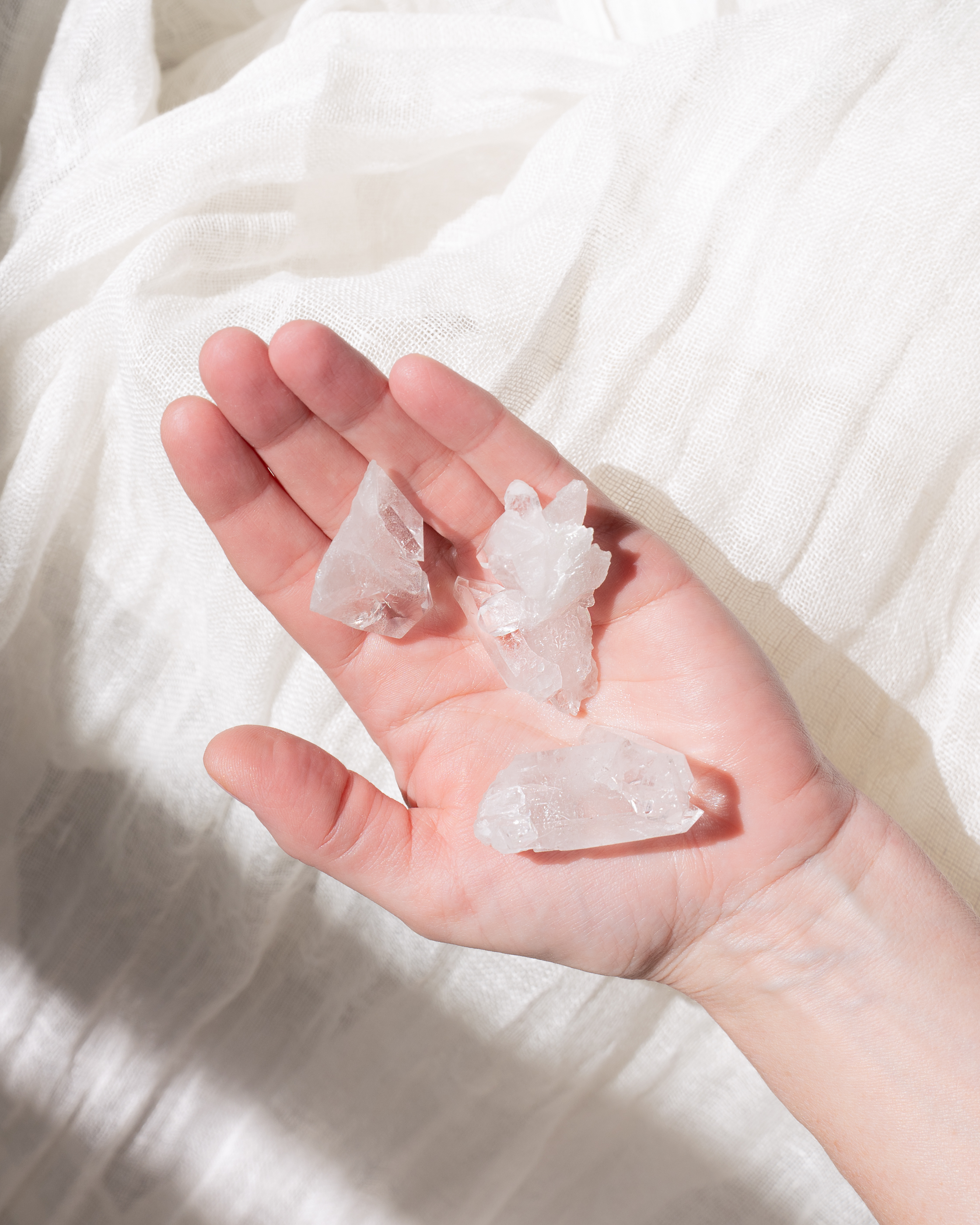 STEFANIE WEGMANN FRANKFURT AM MAIN Hand hält Kristalle für Clearing